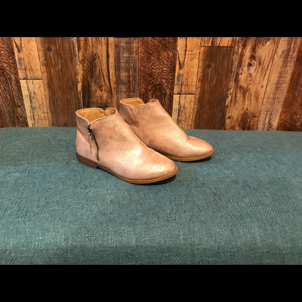 Girl’s zip up ankle boots